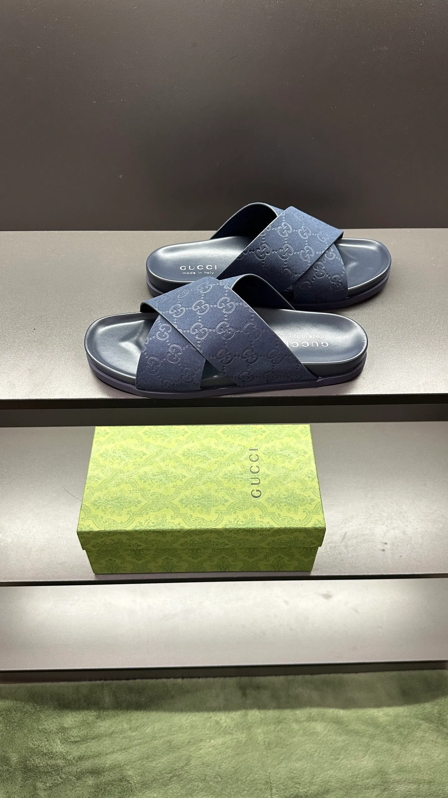 [G Home New Style] P: 300💰Men's size 39~45, (46. Customized) This slipper is made of GG polyester fiber and is decorated with a Gucci label on the front, which adds a striking logo feel to the style. "Gucci Made in Italy" stamped label Rubber sole Flat Made in Italy